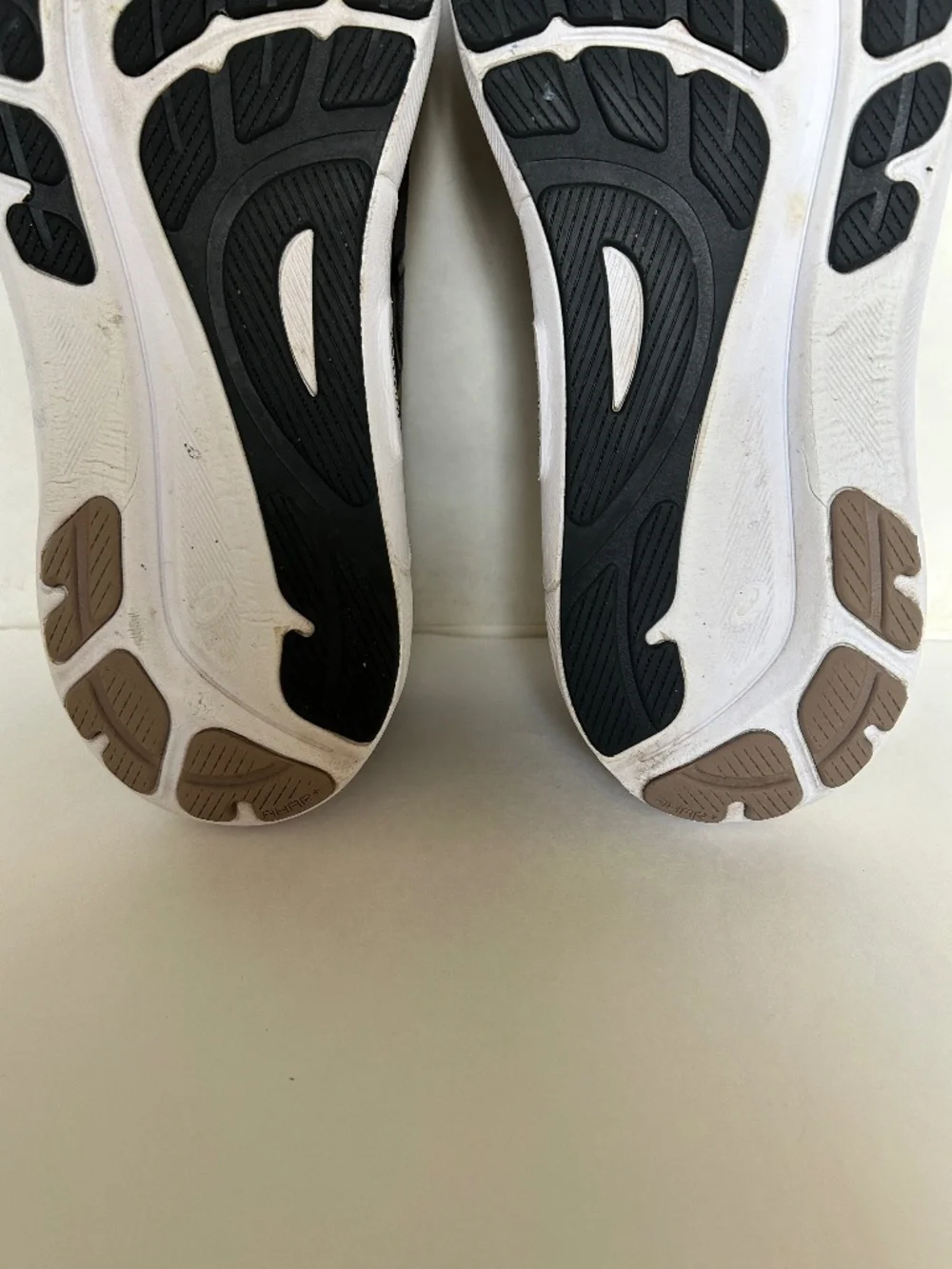 ASICS Men's Gel-Kayano 31 Running Shoes Carbon/Taupe Grey. 10118869, Size 12.5W